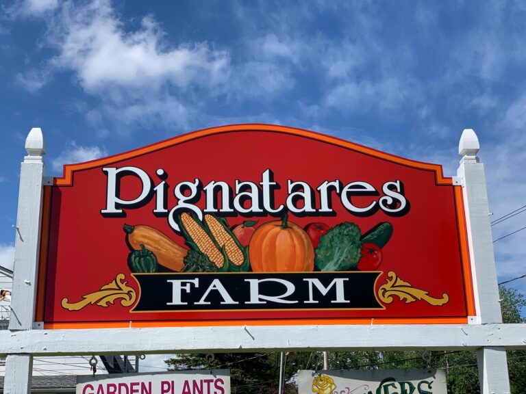 Red Sign Pignatares Farm